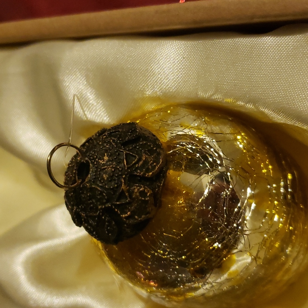 Vintage Gold and Silver Fancy Christmas Ornaments - 7 pieces - Picture 4 of 4